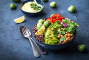 Eine Summer-Bowl mit Kichererbsen, Avocado, Limetten, Rosenkohl und Quinoa Eine Summer-Bowl mit Kichererbsen, Avocado, Limetten, Rosenkohl und Quinoa